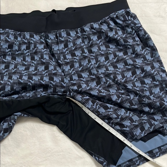lululemon athletica Black and Blue Patterned Men Shorts - Picture 8 of 8